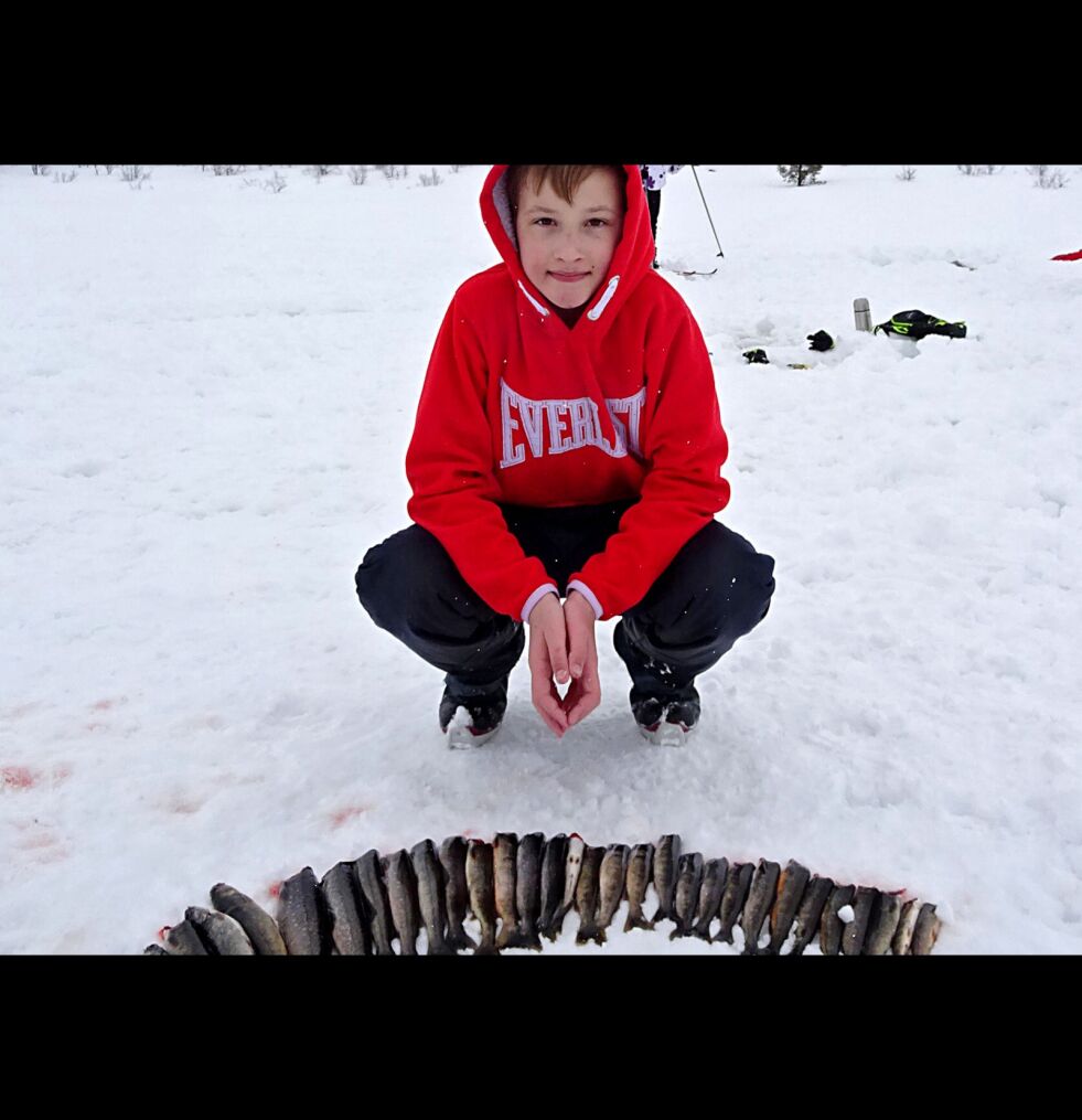 Vova, opprinnelig fra St. Petersburg, fikk hele 30 røyer på sin aller første fisketur.
 Foto: Bøkfjord skole