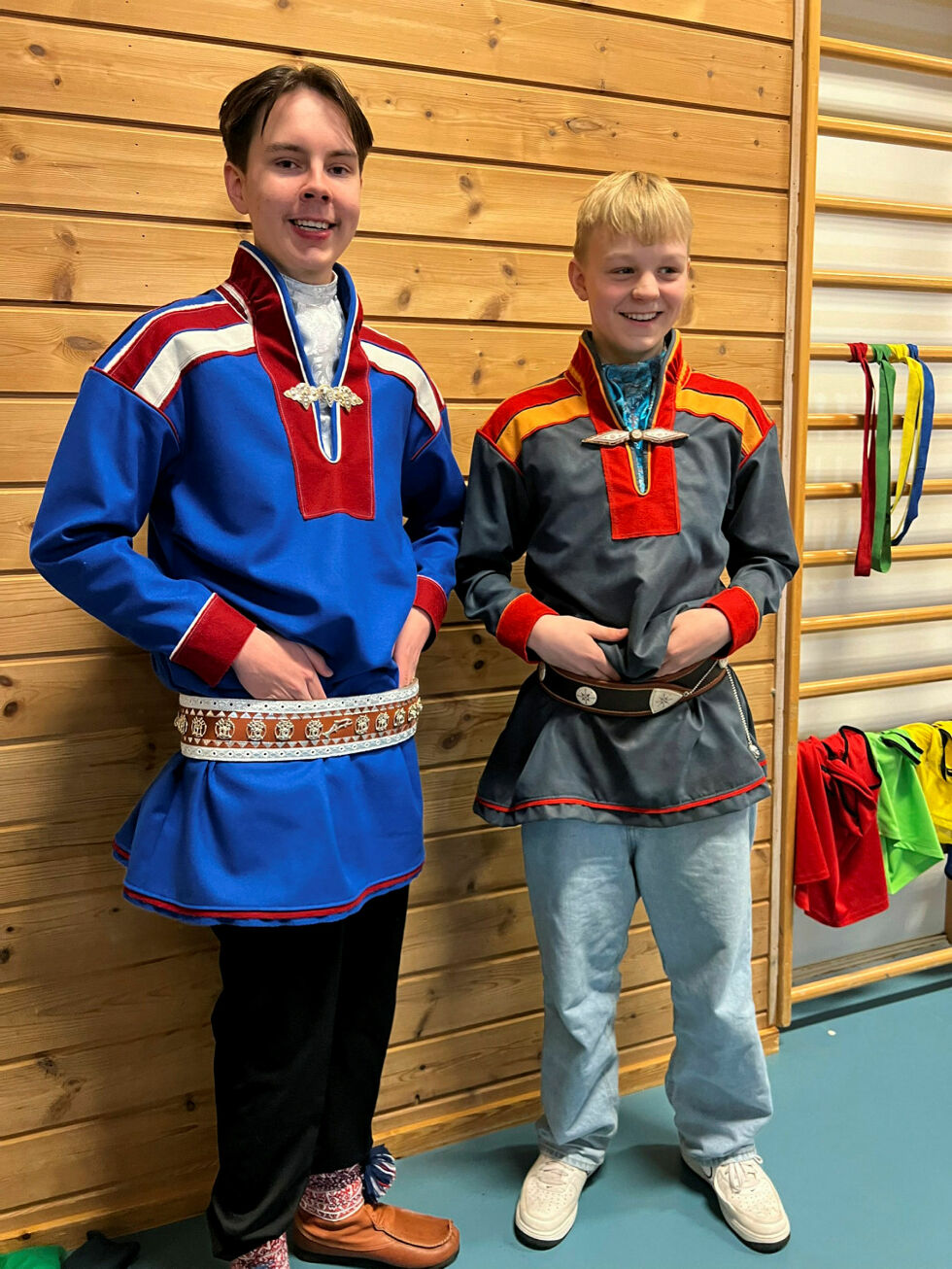 Juhán Niillas Aasprong (15) til høyre og Christian Erke Trane Trosten (16) synes det er stas med feiring og de har for anledningen stivpyntet seg med «várjagávte», varangerkofte, der Christian har valgt hvit farge i stedet for det tradisjonelle gule.
 Foto: Åsa Márgget Anti
