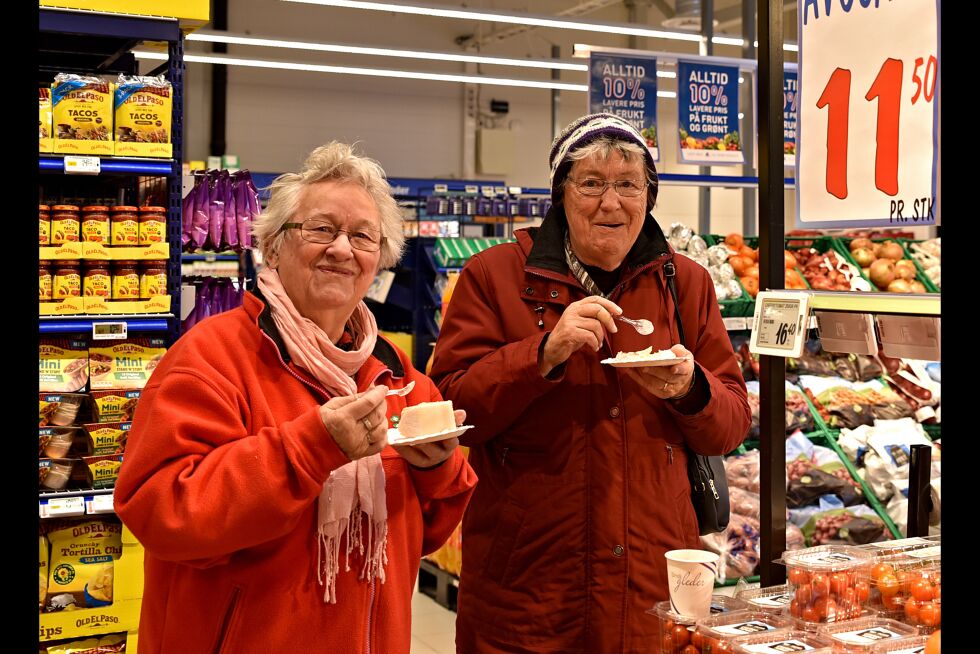 Britta Johansen og søsteren Margit Iversen fra Tromsø feiret gjenåpningen av Rema 1000 i Lakselv med kake og kaffe. – Tåran trilla da det brant, og tåran trille når de åpne igjen. Det e så godt, ler Johansen.
 Foto: Bjørn Arne Johansen