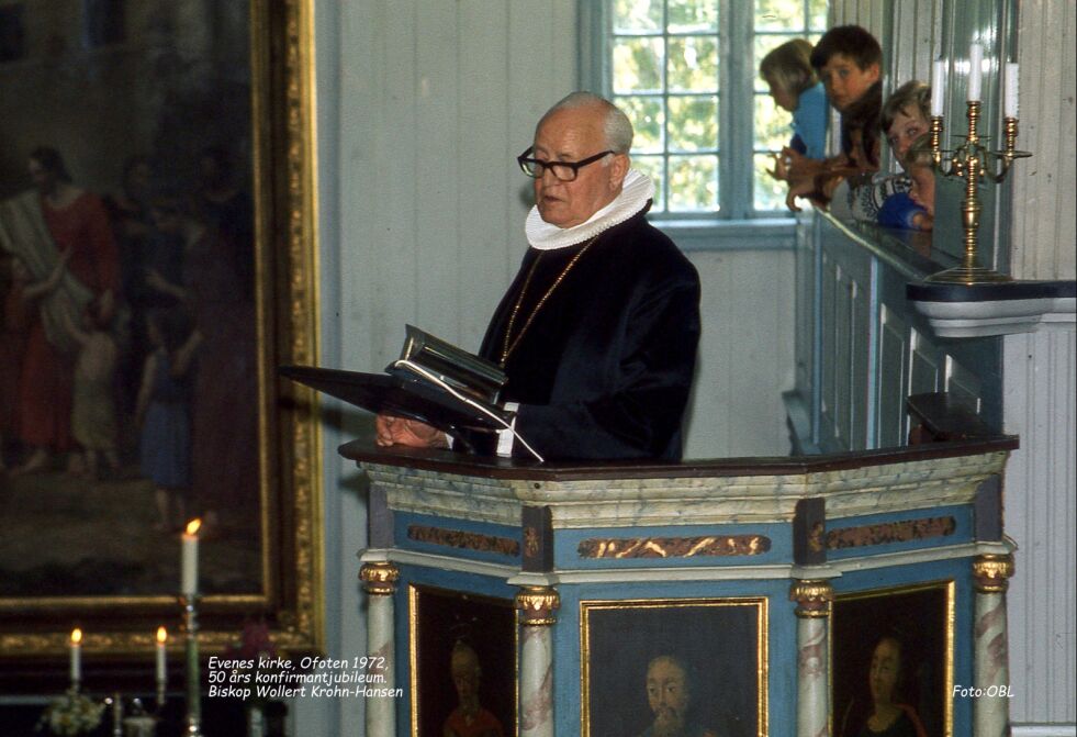 Biskop Wollert Krohn-Hansen forretter under 50-års konfirmantjubileet i Evenes kirke i 1972.
 Foto:  Lyngmo