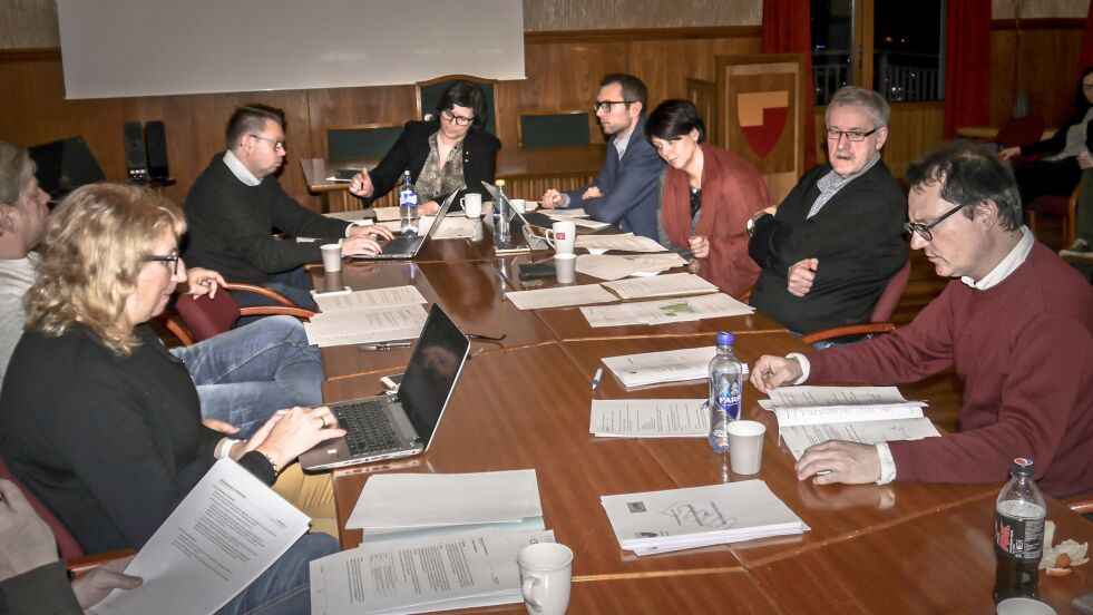 Arbeiderpartiets fire representanter i Nordkapp formannskap gikk sist torsdag imot å gi mer penger til fattige barnefamilier, mens Høyres to representanter og SVs ene representant gikk inn for Jan Olsens forslag. Bilde fra det aktuelle møtet torsdag 4. januar. Fra venstre teknisk sjef Vera Iversen, plansjef Vegard Juliussen, rådmann Raymond Robertsen, ordfører Kristina Hansen, AP-representantene Geir Stian Høyen, Gry Jørgensen og Werner Hansen, samt forslagsstiller Jan Olsen (SV).
 Foto: Geir Johansen