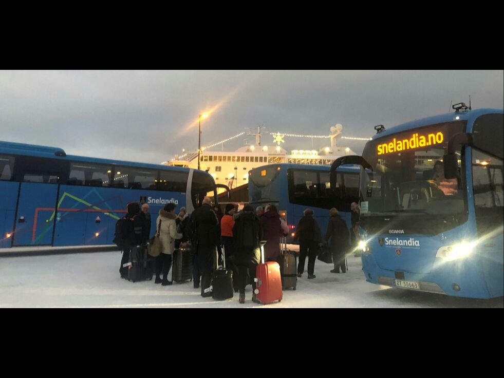 Til tross for nasjonale restriksjoner var det fredag morgen ikke innført noen på turister som kommer til Kirkenes via Hurtigruten eller via busser fra Finland. Arkivfoto: Birgitte Wisur Olsen