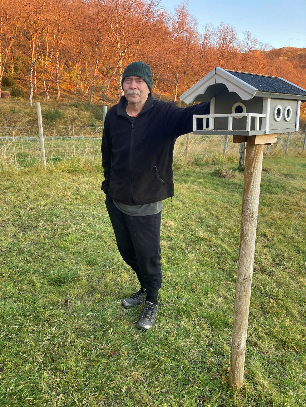 Paul Sandvik ved ett av foringshusene sine.
 Foto: Anthon Sivertsen