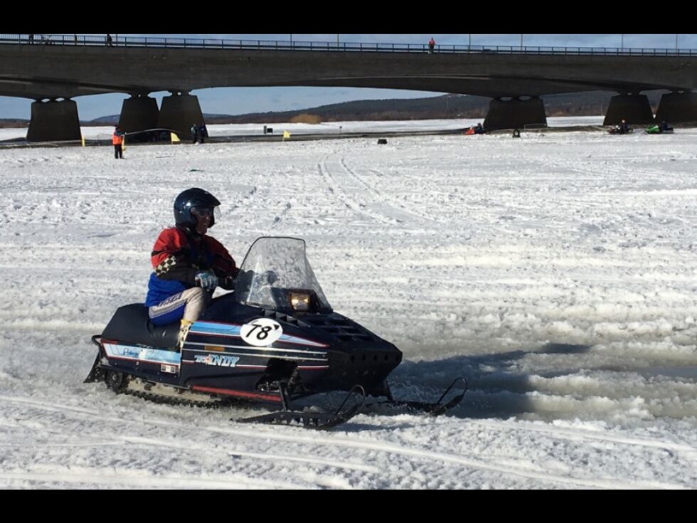 Thor Aage Pedersen behersker fremdeles gamle kunster som crosskjører på snøskuter.
 Foto: Privat
