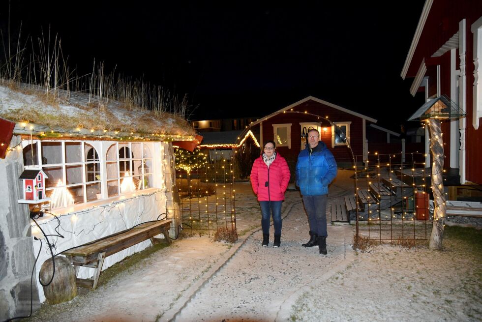 Ann Kristin og Yngve Arnfin Henriksen synes det er en fin aktivitet å sette opp julelysene sammen. – Det er jo fint med lys i mørketida, spesielt i år når det ikke har vært så mye sne, sier Ann Kristin.
 Foto: Kristin Humstad