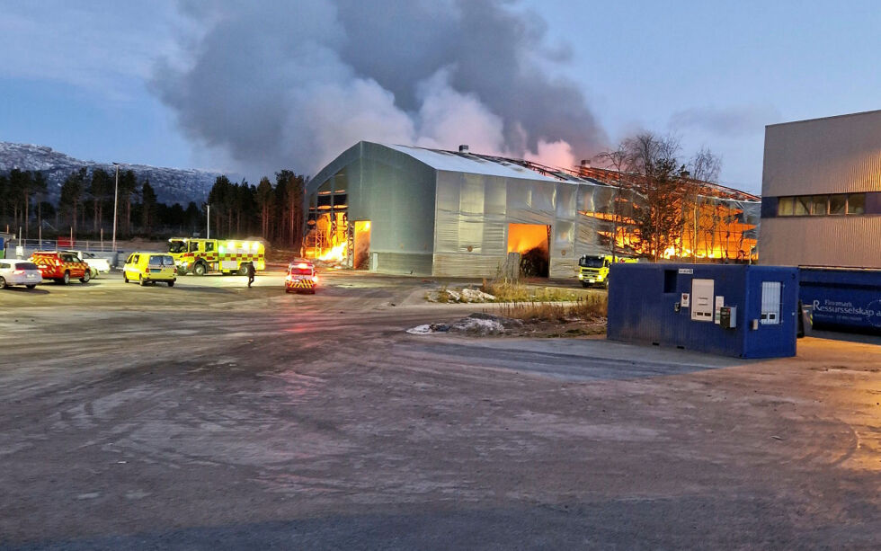 Et lagerbygg på Stengelsmoen avfallsanlegg sto i full fyr onsdag morgen.
 Foto: Privat