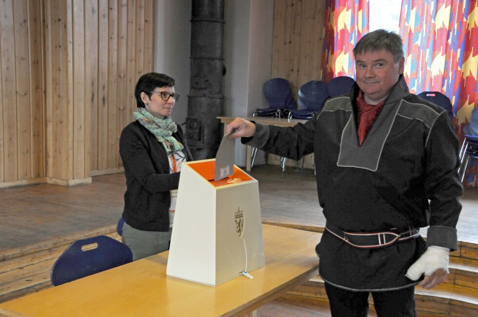 Ordfører Svein Atle Somby startet avstemningen i Karasjok, mens May-Britt H. Balto tok første vakt ved urna.
 Foto: Stein Torger Svala