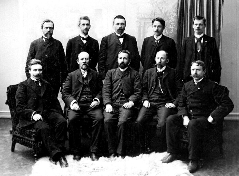 Ar­bei­der­par­ti­ets stor­tings­grup­pe 1906. Til venst­re i bil­det sit­ter Isak Saba . Helt til høy­re sit­ter Vardøs le­gen­da­ris­ke re­pre­sen­tant Adam Ege­de Nissen.
 Foto: Ar­bei­der­be­ve­gel­sens ar­kiv