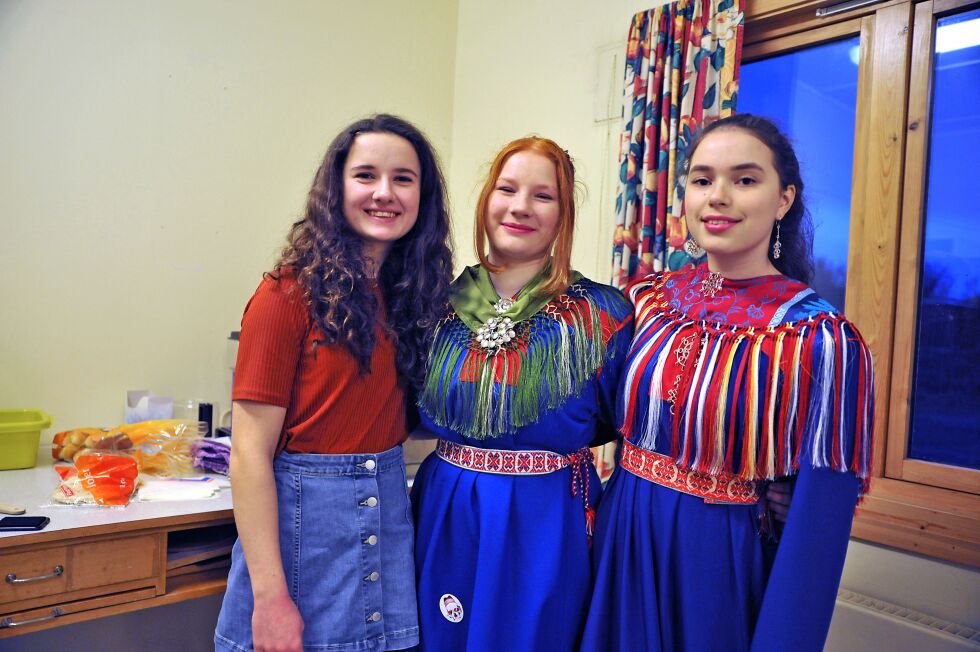 Signe Marie Birkeland, Live Slåtsveen og Andrine Sommervik tjente flere tusen kroner på kafeen da Skábma gjestet Lebesby. Pengene skal skoleelevene ved Lebesby skole bruke til skoletur til Paris til neste år.
 Foto: Erik Brenli