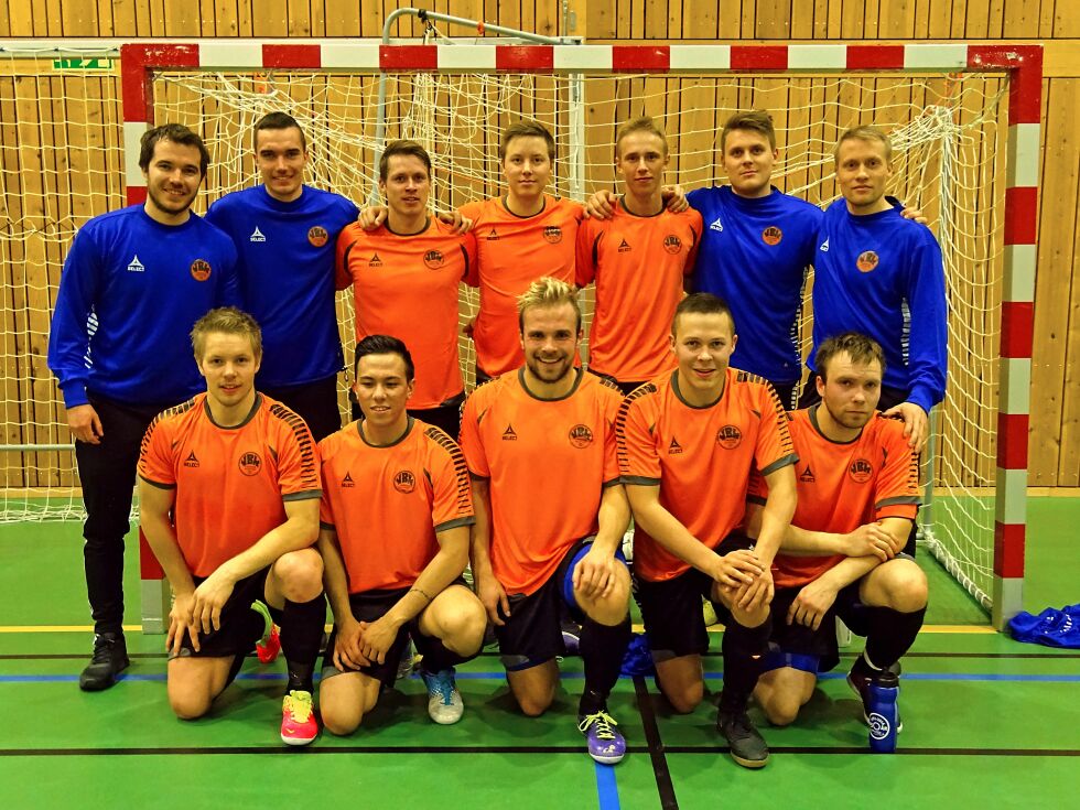 Varanger-laget fikk en god start på vinterens futsalserie. Foran fra venstre: Dag Andreas Balto, Fred Lassander, Eirik Lund Holm, Magne Henriksen og Ante Smuk. Bak fra venstre: laglederne Øyvind og Morten Erichsen, Jon Andeas Eira, Stein Daniel Østmo, Felix Adrian Jacobsen, Johan A. Rollstad og Håkon A. Børresen.
 Foto: John Samuel Nilsen
