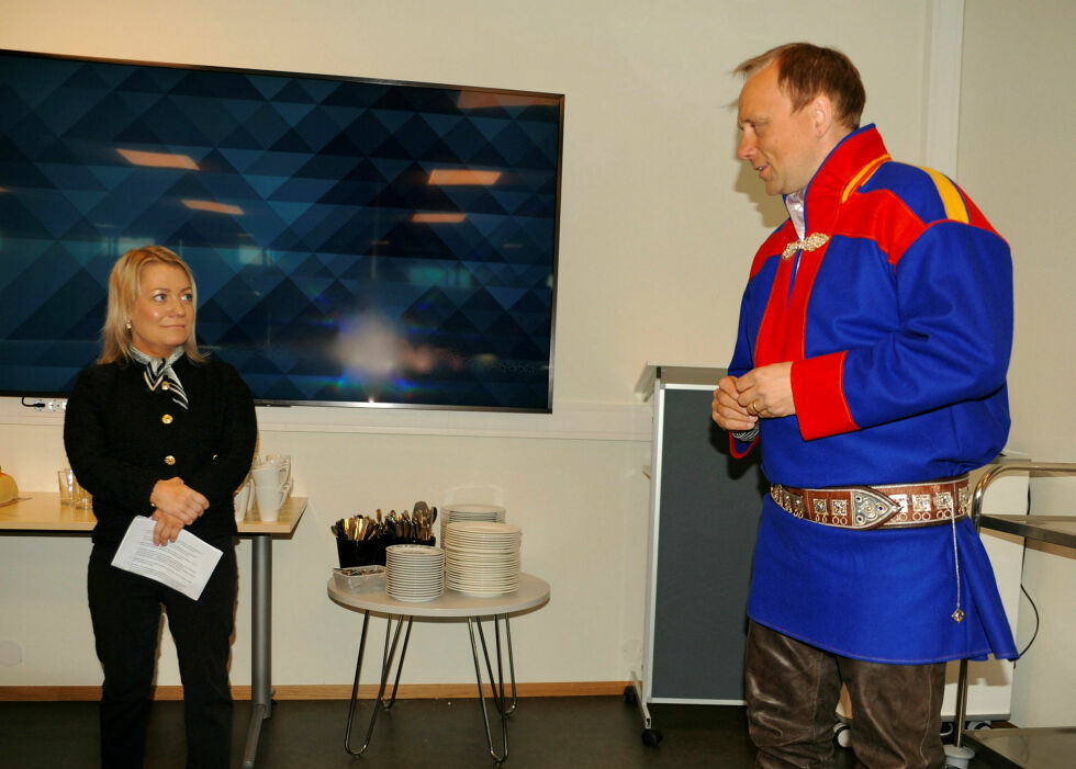 Landbruksminister Sandra Borch (Sp) og NRL-nestleder Leif Anders Somby møttes på Reindriftsadministrasjonen i Alta. Der og da ba Somby om at miljøene som allerede sitter på kompetansen om reindrift og arealbruk, inkluderes i regjeringens prosjekt med en «håndbok» for bruk ved utbygginger innenfor reinbeiteområdene.
 Foto: Rita Heitmann