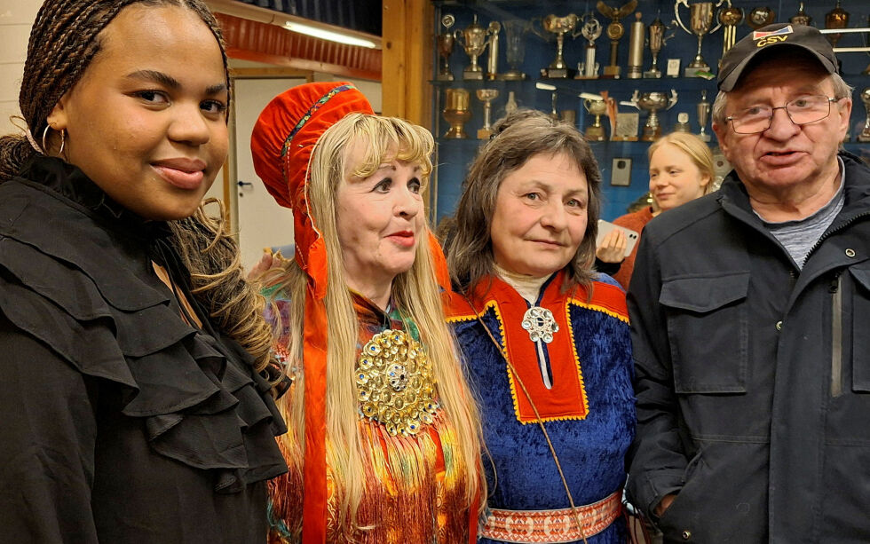 Marry Ailonieida Sombán Mari (nr. to fra venstre) sammen med slektningene Sárá Biggá Somby, Anne-Lise Varsi og Niilas Somby.
 Foto: Torbjørn Monsen