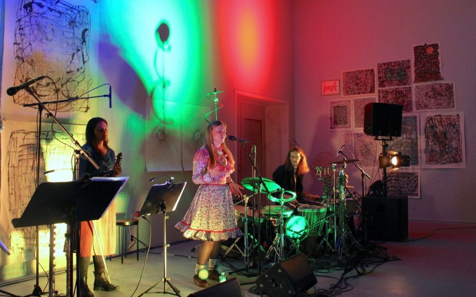 Ingá-Má­ret Gaup-Juu­so og hen­nes band Tund­ra Electro skap­te ma­gisk stem­ning ved Sámi Dáid­da­guovd­dáš sist tors­dag. I bak­grunn­en ser vi verk fra ut­still­ing­en «Nå går jeg ned i jorda, men når jeg kom­mer opp igjen sit­ter jeg i et tre» av Kris­tin Tår­nes­vik.
 Foto: Elise Embla Scheele