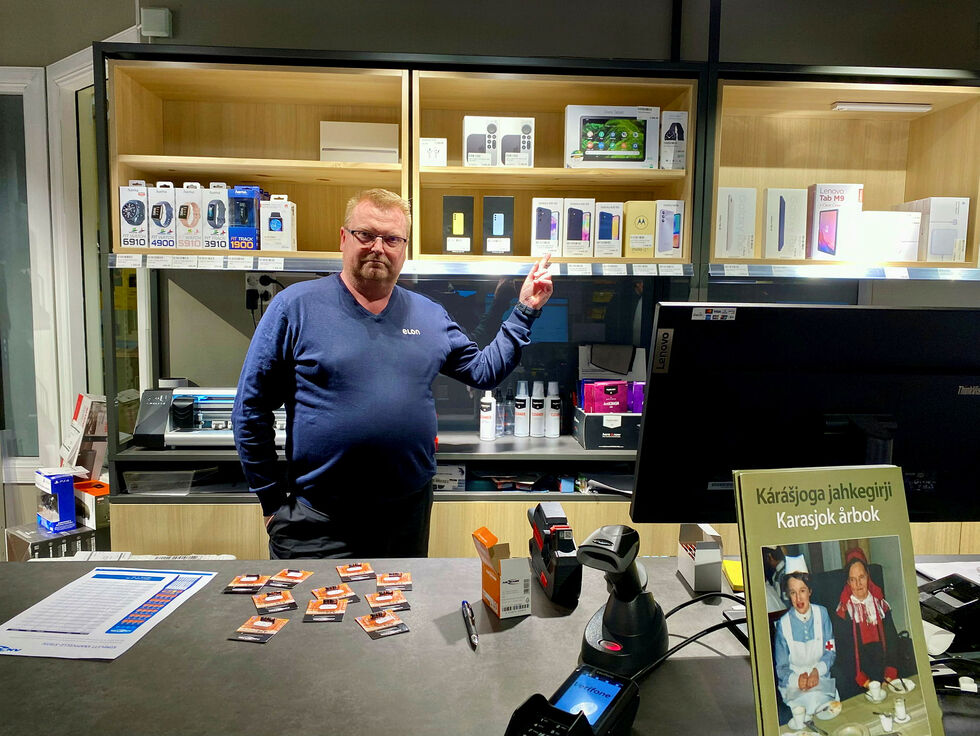 Ørjan Simonsen, butikksjef ved Elon Karasjok, viser hyllene hvor mobiltelefonene som ble stjålet sto.
 Foto: Yvette M Stornes