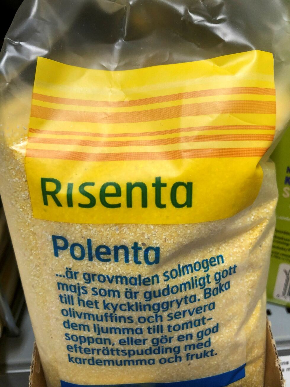 Om man bor i Finnmark, må man gjerne til utlandet for å kunne handle visse matprodukter. Polenta er blant disse, men til alt hell for dem som vil bruke polenta, kan man kjøpe disse rett over grensa, i Finland. Foto: Hallgeir Henriksen