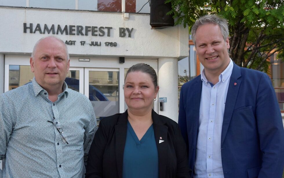 Samferdselsminister Jon-Ivar Nygård (AP) møtte Elisabeth Rønning (SV) og Kurt Methi (AP) for å snakke om hurtigbåtruta til Sørøya. 
– Det handler om å kunne leve og bo i distriktene, var deres budskap.
 Foto: Cecilie Ditløvsen