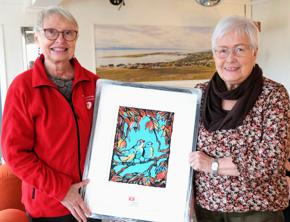 Tidligere i høst ble Elna Regine Andersen (til høyre) fra Vadsø/Nesseby tildelt folkehelseprisen 2022. Vadsø demensforening, representert ved leder Målfrid Ovanger, hadde foreslått Elna som mottaker av Nasjonalforeningen for folkehelsen sin fylkespris.
 Foto: Bjørn Hildonen