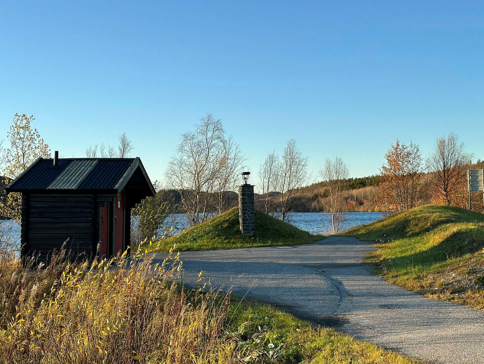 Denne utedoen og omgivelsene rundt fortjener terningkast seks, der det ligger rett ved Pikevannet.
 Foto: Hallgeir Henriksen