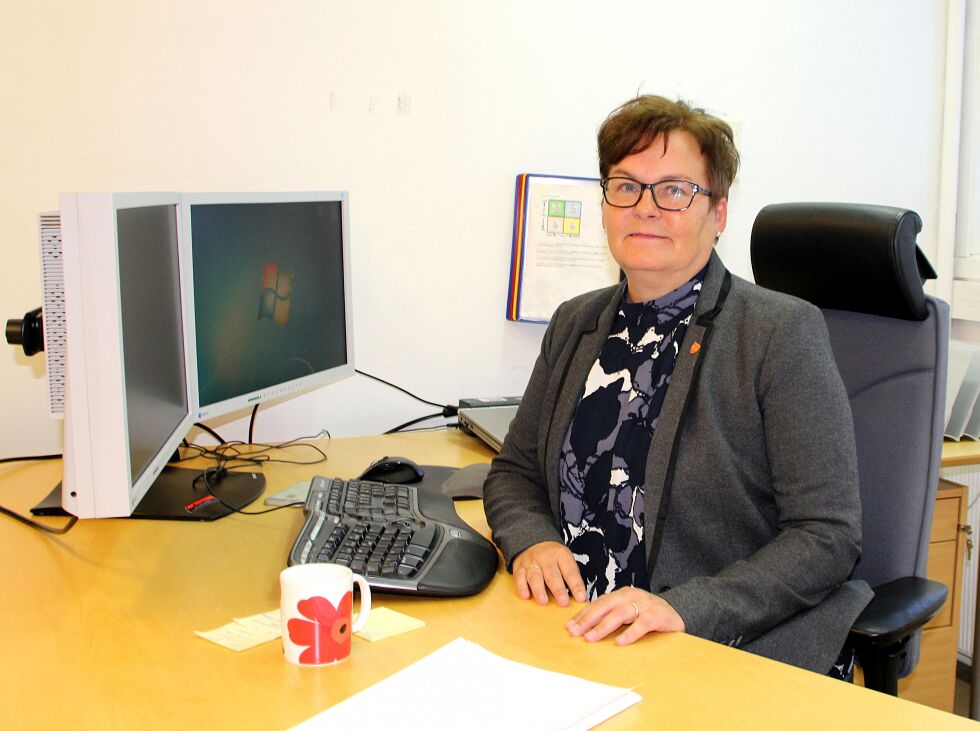 Marit Helene Pedersen var på plass som rådmann i Nesseby sist mandag, og gleder seg stort til fortsettelsen. – En kjempespennende jobb med mange dyktige medarbeidere rundt meg, sier hun.
 Foto: Torbjørn Ittelin