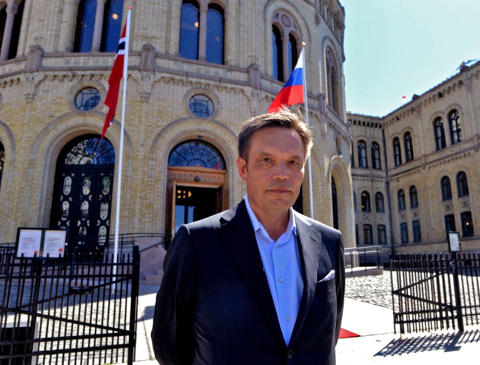 Geir Johan Nilsen viser hvordan Stortinget brøt loven da benkeforslaget om sammensling av Troms og Finnmark ble vedtatt.
 Foto: Sunniva Bornø