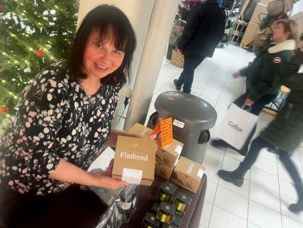 Siss Heidi Hansen selger matprodukter de produserer hjemme på Rolvsøy i Måsøy kommune.
 Foto: Karolina Ulfig
