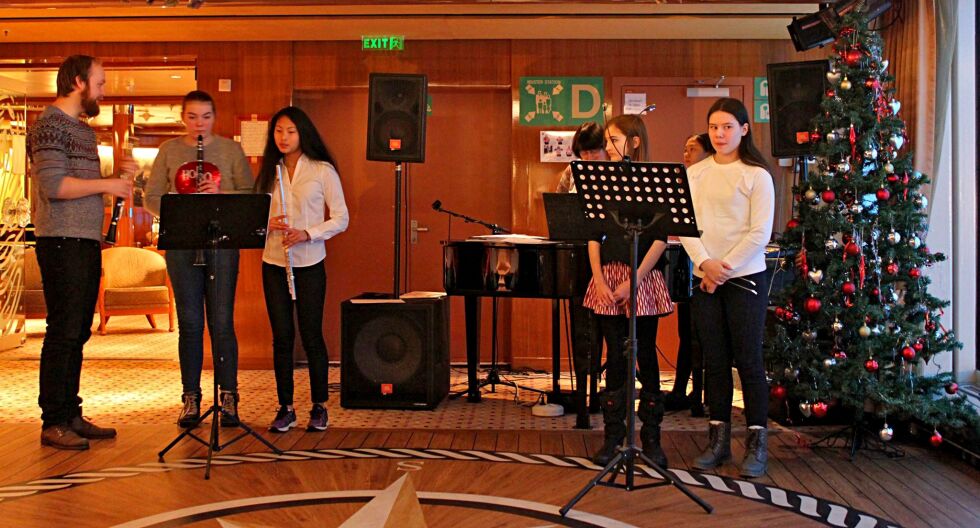Kristian Melby Nilssen (til venstre) med sine elever i treblås- og messinginstrumenter, Marta og Lisa på fløyte og klarinett. Katharina Bartsch bak, med Núria og Marika fra Do-Re-Mi koret foran.
 Foto: Privat
