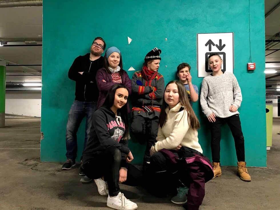 Filmteamet bak skrekkfilmen består av, fra venstre, Ken Are Bongo, Malin Krokmo Klingenberg, Per Josef Idivuoma, Mathias Vars Hætta, Armand Solyanik Buljo. Foran fra høyre: Emma Hætta Mienna, Marie Elisabeth Krokmo Klingenberg. Gjengen jobber nå med å finne ny premieredato.
 Foto: Christina Hætta