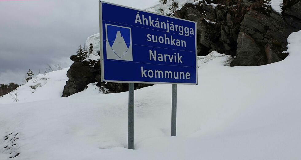 Hvis Narvik kommune går inn i forvaltningsområdet for samisk språk, vil samisk navn på kommunen være en del av "pakka". Men kommunen kan uavhengig av innlemmelse vedta samisk navn. Bildet, som er montasje, viser hvordan skiltet på kommunegrensa vil se ut på nordsamisk. I den lulesamiske versjonen vil Áhkánjárga staves med én g.  (Foto og montasje: Steinar Solaas)