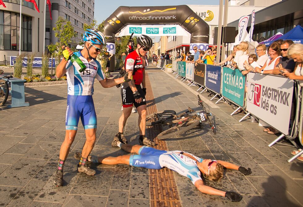 Vinner av Offroad  Finnmark 150, Stein Joks (til venstre), tar imot sønnen Henrik Joks (liggende), som er helt utkjørt etter å ha kommet i mål vel fem minutter etter opphavet. Til høyre tredjemann Kristoffer Kristoffersen, som kom i mål fem sekunder etter junior Joks.
 Foto: Morten Broks