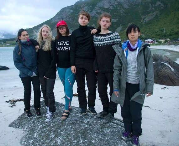 Representanter fra Natur og Ungdom i Finnmark har den siste uka vært i Lofoten for å kjempe for et oljefritt Lofoten. Fra venstre Sabina Store-Ashkari (Vadsø), Hanna Linnea Knutsen (Alta), Kamilla Elene Samuelsen (Alta), Ella Marie Hætta Isaksen (Tana), Lina Gunvaldsen (Vadsø) og Lisa Jonassen (Vadsø).
 Foto: Privat