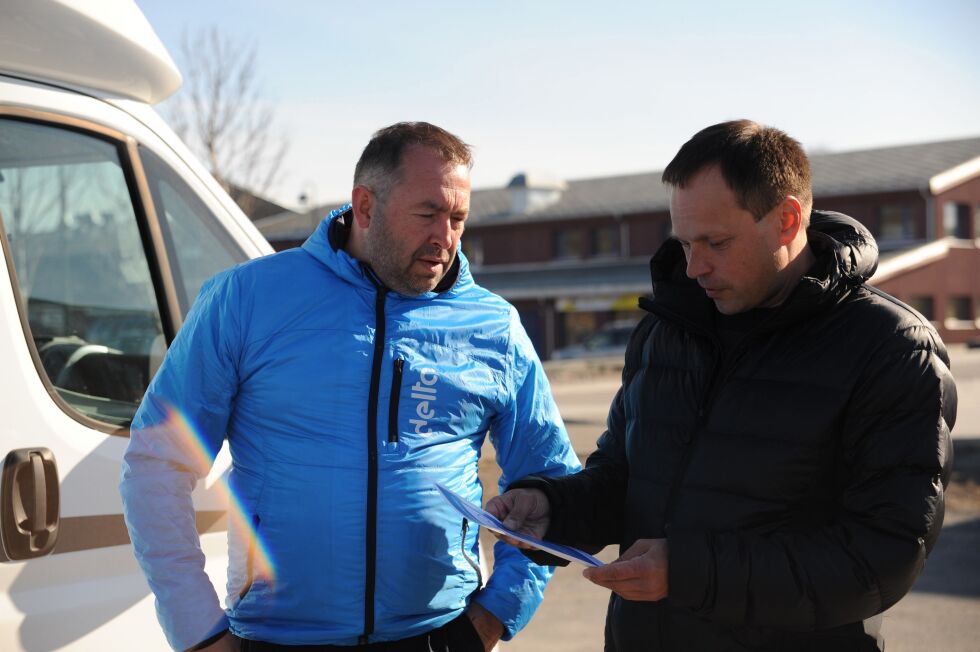 Leder for Ambulanseforbundet i Delta, Ola Ittre forklarer Tana-ordfører Frank Ingilæ at en med vaktrom reduserer utrykningstiden betraktelig.
 Foto: Birgitte Wisur Olsen