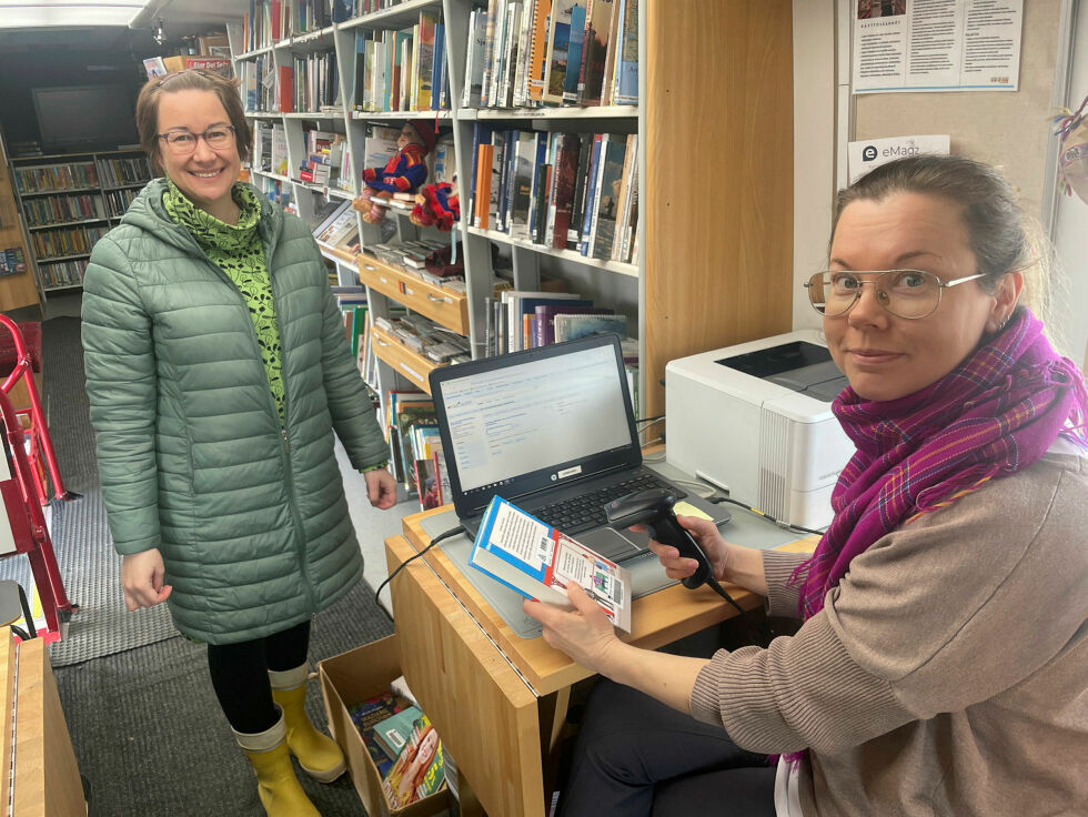 Vikarprest Satu Näätenen låner veldig gjerne bøker av Paula Wallén på bokbussen.
 Foto: Birgitte Wisur Olsen