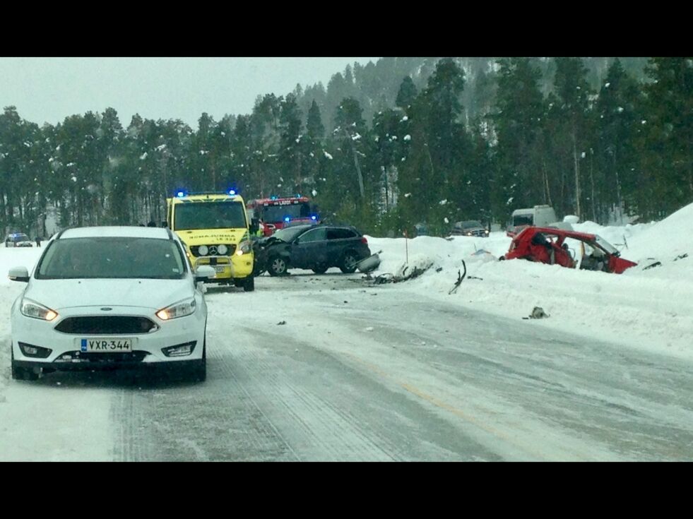 Ved Ukonjärvi, like nord for Ivalo, omkom tre utenlandske studenter i en frontkollisjon. Føreren er mistenkt for promillekjøring.
 Foto:  Svenn Yngvar Pedersen)