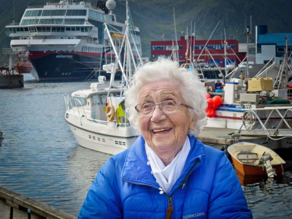 Det har gått 66 år siden Kirsten Bjørnå for første gang kom med hurtigruta og gikk i land i Honningsvåg. Nå hender det ofte at hun tar seg en tur ned i havna for å se på når Hurtigruten anløper.
 Foto: Geir Johansen