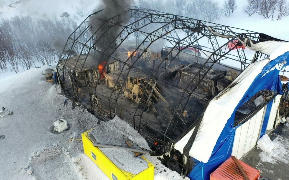 I dag tidlig rundt klokken 05 ble brannen oppdaget av en arbeider på Skarvbergtunellen. Foto: Skanska.