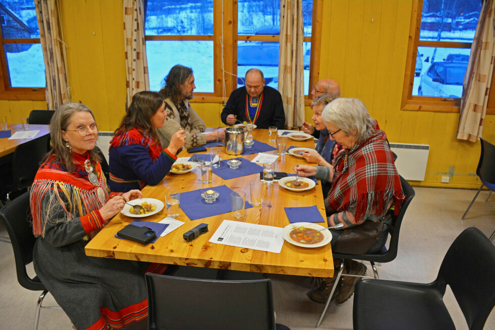 Her er et bilde fra middagen. Foran fra venstre; Rita Helmi Toivosdatter Laakso, Mona Danielsen, Kai Gjessing, Johan Inge Greff, Terje og Irene Andreassen samt Marit Finstad Somby.
 Foto: Bjørn Karlsen