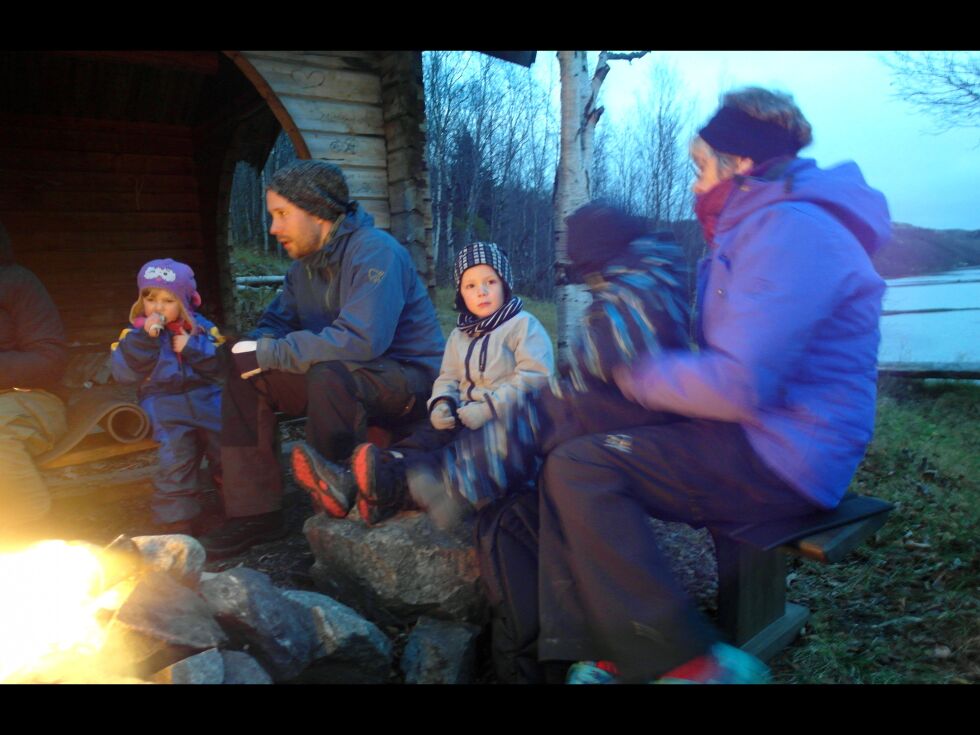 Bål hører med når speidere samles. Tove Norheim i forgrunnen med Lars Magnus og Per Oskar Jærijervi med Johan og Rebekka.
 Foto: Kirsten Greiner Ovesen
