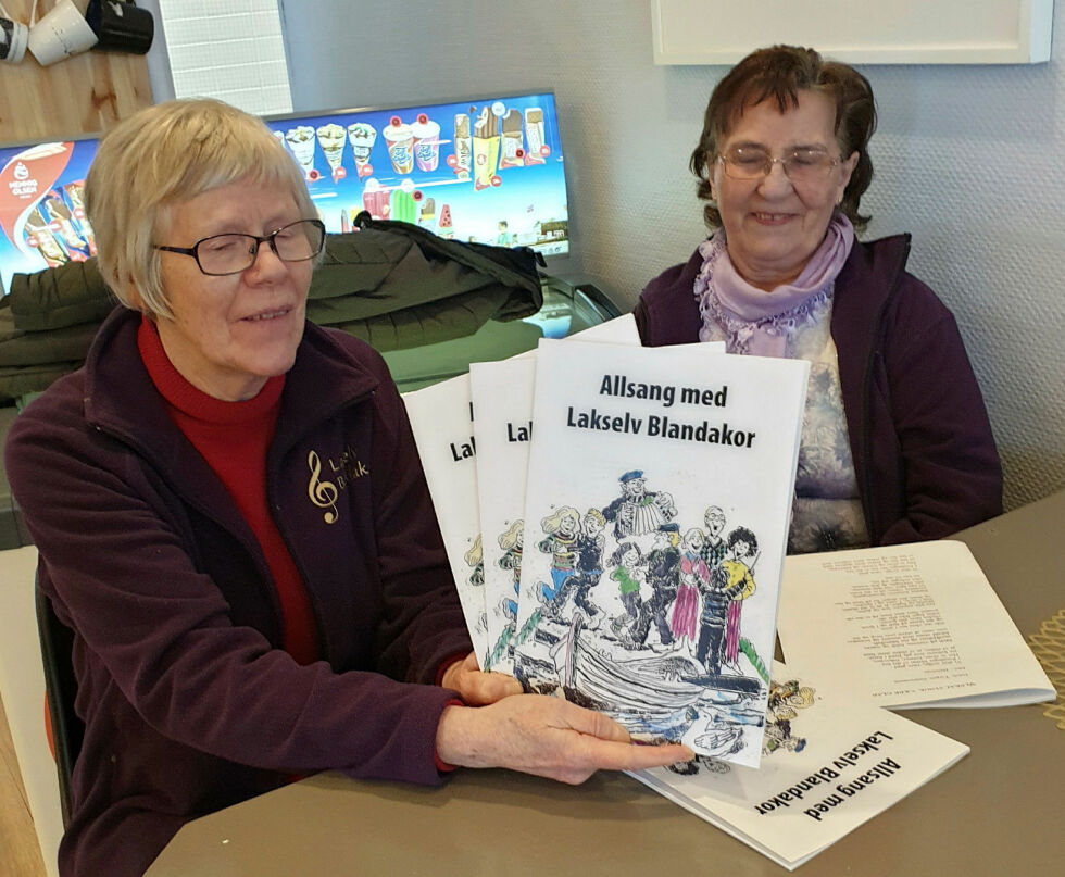 Gerd Marie Østbø og Sonja Magnhild Nyby viser frem det nye sangheftet.
 Foto: Asfrid Karlsen