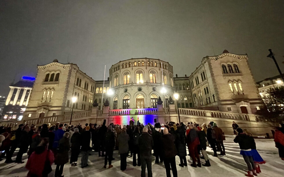 Norges institusjon for menneskerettigheter (NIM) kommer onsdag med anbefalinger til Stortinget om reparasjon i Fosen-saken. Her fra tidligere solidaritetsmarkering utenfor Stortinget.
Foto: Hannah Persen