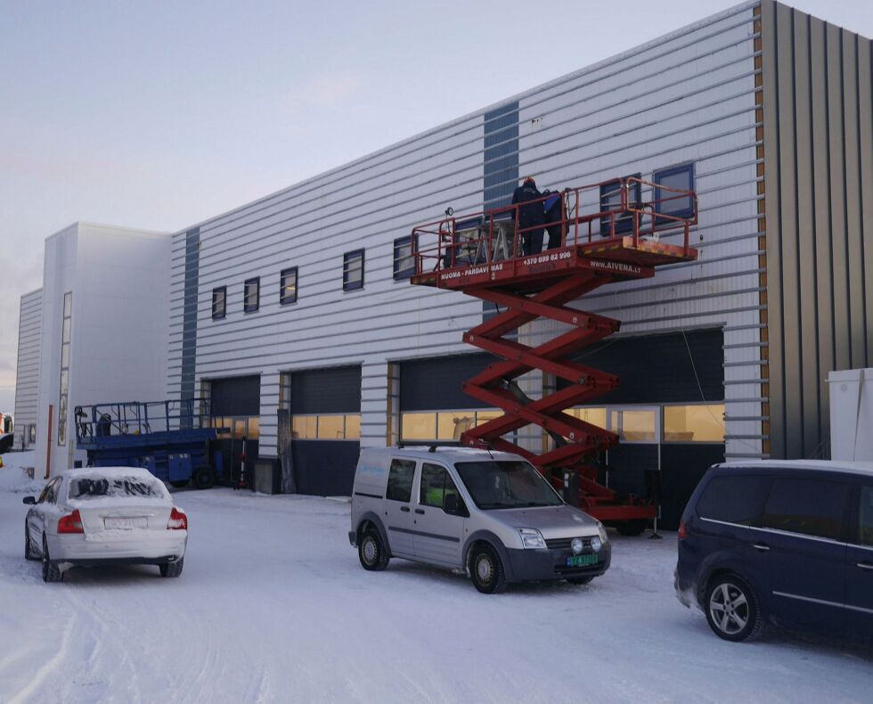 Det pågår for tiden ombyggingsarbeider som skal klargjøre bygget som Cape Fish AS eier på Klubben til ny branngarasje for kommunen.
 Foto: Geir Johansen