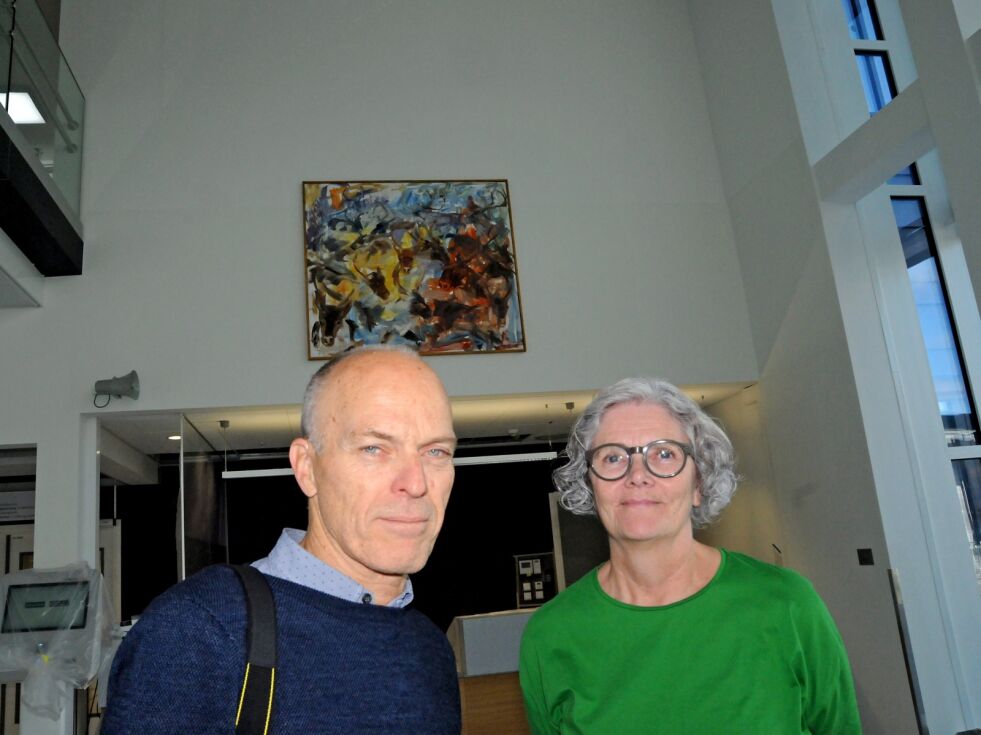 Leder for den kunstneriske utsmykkingen, Bård Rane og leder i sykehusets kunstutvalg, Ranvei Sneve, mener kunsten er viktig for både ansatte og pasienter.
 Foto: Hallgeir Henriksen