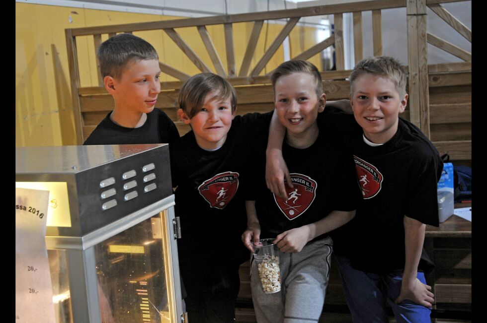 Guttegjengen Markus, Stian, Sander og Leonard jobber frivillig under årets messe og hadde ansvar for salg av popcorn og sukkerspinn.
 Foto: Hannah Persen