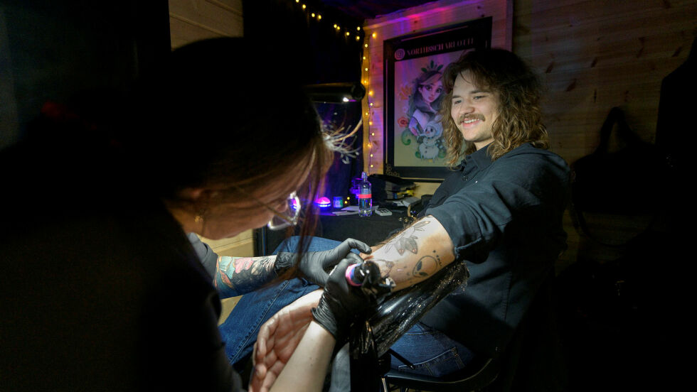 Casper Nilsen skaffet seg en ny tatovering av en fisk under årets messe.
 Foto: Cecilie Bergan Stuedal