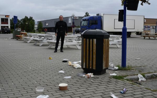 Søppelet flyter tidvis på torget