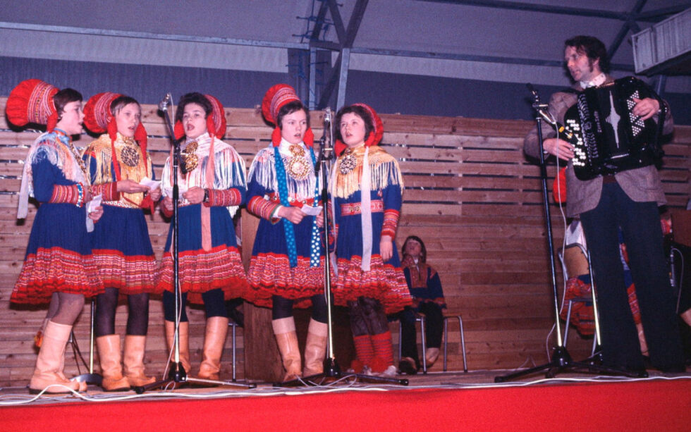 Mázenieiddat, i den berømte Plasthallen i 1978, til inspirasjon før den gamle tradisjonen med skikkelig samefest igjen tas opp i Kautokeino, rett før Samefolkets dag.
 Foto: Koji Tsuda/Sámi arkiiva