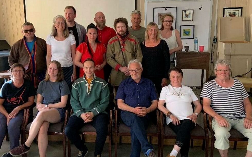 Dis­se var med på kraft­sam­lin­gen i Mo­sjø­en. For­an fra venst­re: Kari M An­der­sen, Na­tur­vern­for­bun­det, The­re­se Hugst­myr Woie, Na­tur og ung­dom, Ru­nar Myr­nes Bal­to, NSR, Tor­stein App­fjell, Jillen Njaar­ke rein­bei­te­di­strikt, Bet­ty Kapp­fjell, Bjørn Økern. Midt­re fra venst­re: Gaebpien Egon, Gry Orfei Sol­braa, Den nor­ske kir­ke, El­li­nor Ma­ri­ta Jåma, NRL, Beaska Niillas, Sa­me­rå­det, Ada Ein­mo Jur­gen­sen, Maadtoej sijte. Bak fra venst­re: Tor-Amund Røs­berg, Mot­vind Norge, Geir Jør­gen­sen, Na­tur­vern­for­bun­det, Tor­bjørn Lind­set og Anne Baard­vik, Mot­vind Norge