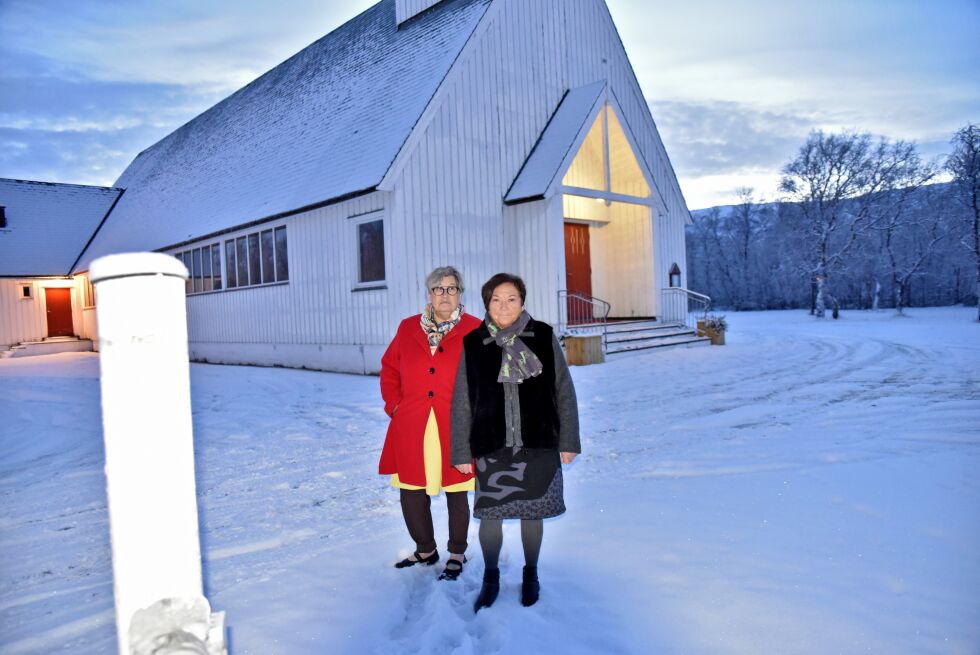 Ulla Britt Sakshaug og Eva Johansen synes det er ille at Lakselv kirke ikke er lyst opp i blått for å markere verdens diabetesdag.
 Foto: Lars Birger Persen
