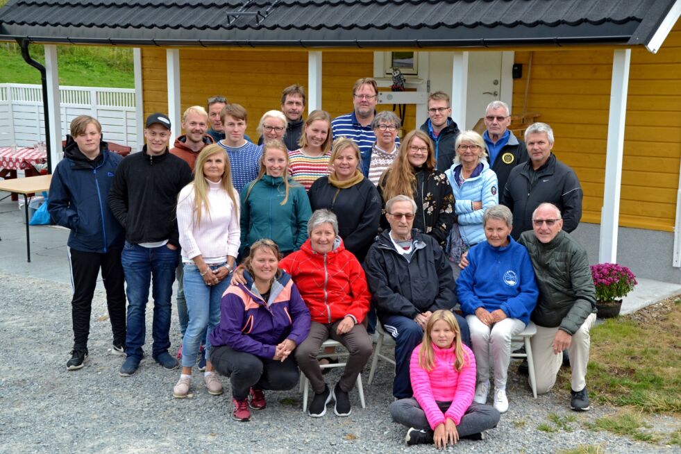 Samling på Mellemeng i Kolvik foran det restaurerte gjenreisingshuset.
 Foto: Roald Osmundsen