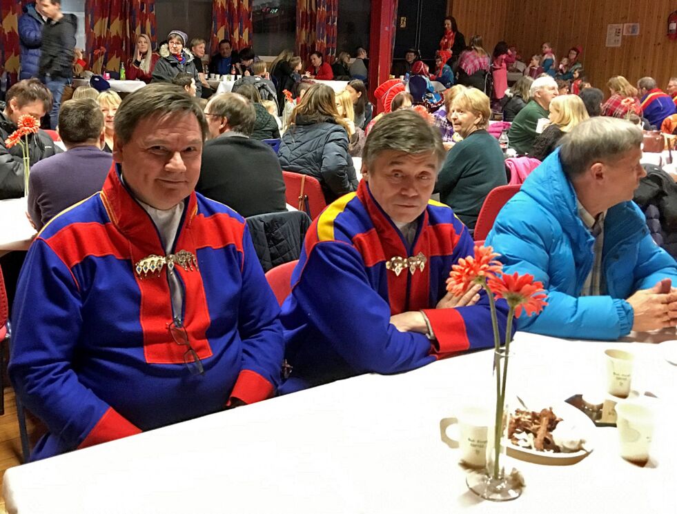 Ordfører Svein Atle Somby holdt tale for dagen. Her sammen med Anders Somby jr.
 Foto: Stein T Svala