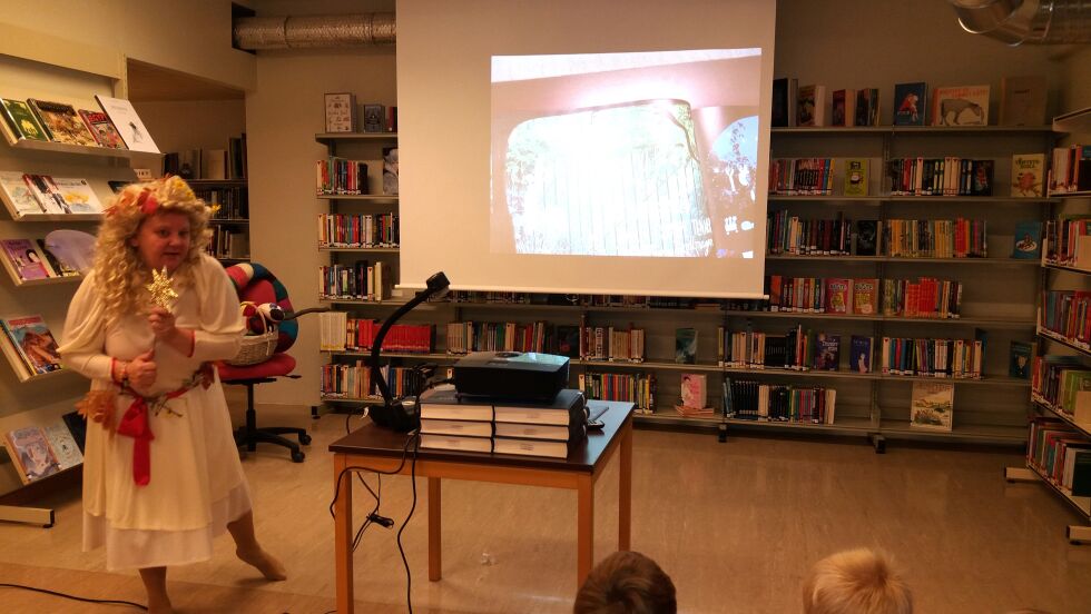 Camilla Grøtta jobber på biblioteket i Porsanger kommune. Siden vinteren 2016 har de hatt eventyrstunder for unge, nå utvider de tilbudet.
 Foto: Arkivfoto